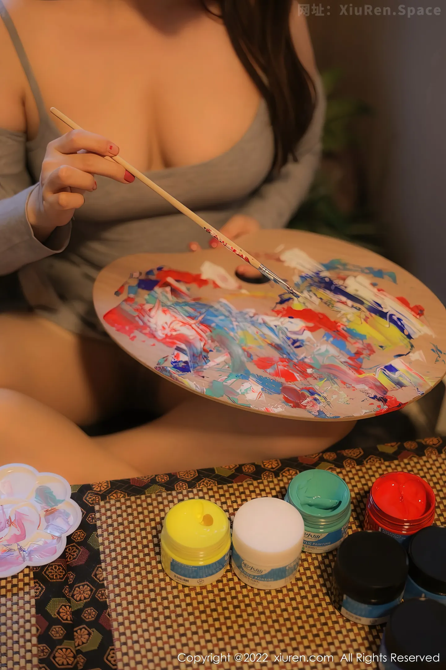 图片[3]-[XiuRen秀人网] VOL.5943 模特豆瓣酱绘画主题灰色低胸吊带裙配肉丝秀丰满身材诱惑写真71P-秀人网官方网站